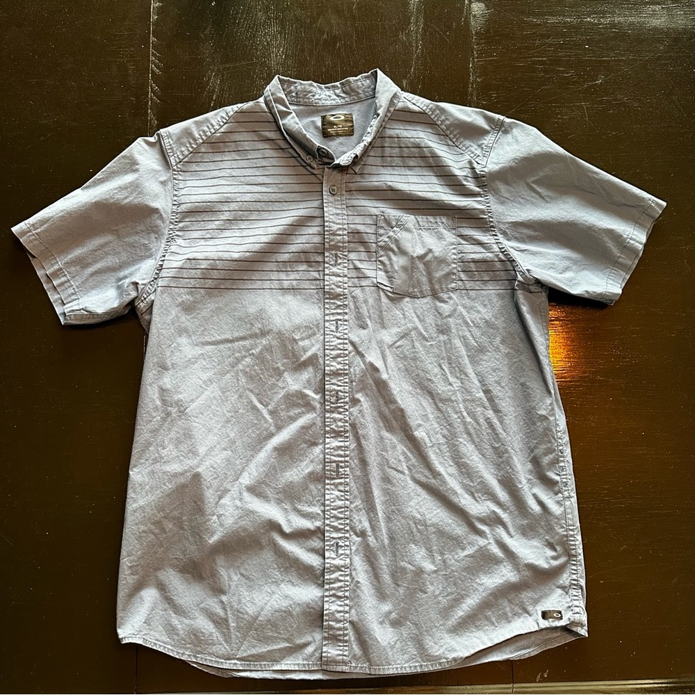 Oakley XL Pale Blue and Black Short Sleeve Button Down Shirt Stripes